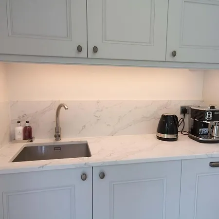 بيت للعطل York - Entire With Parking And Garden *